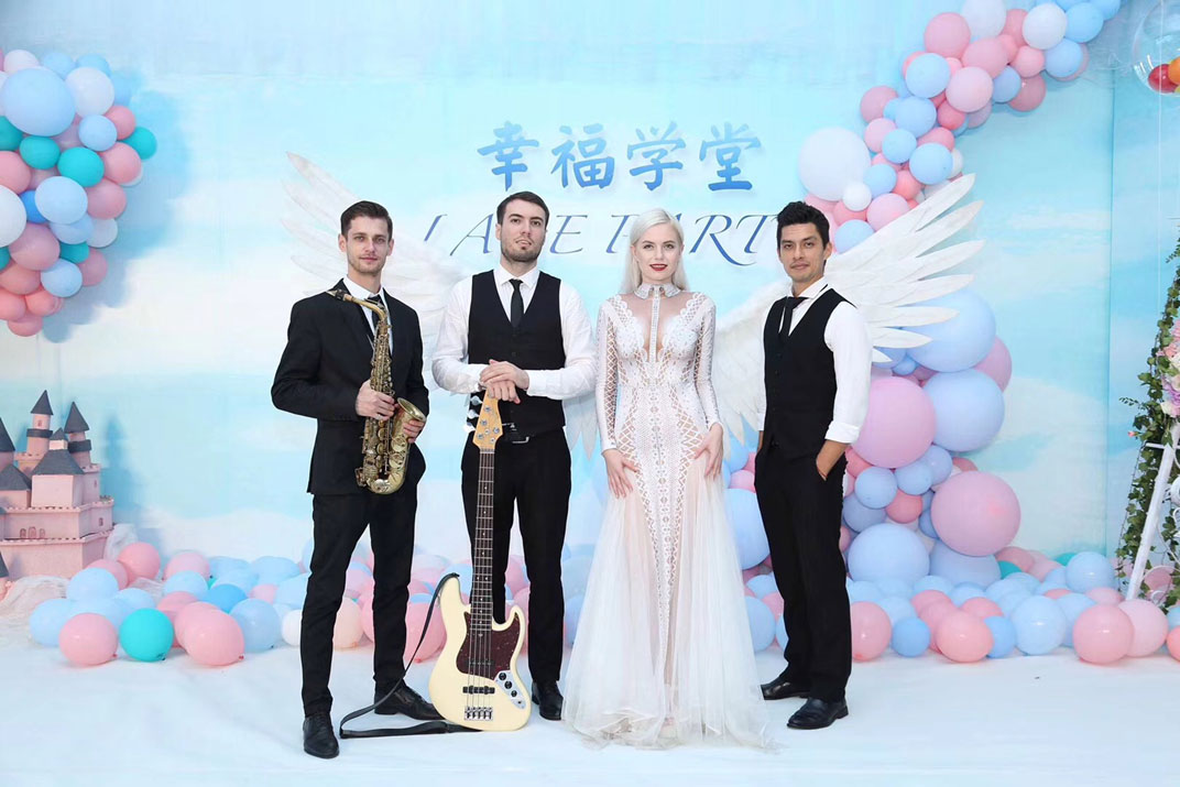 Tina band 金发女主唱